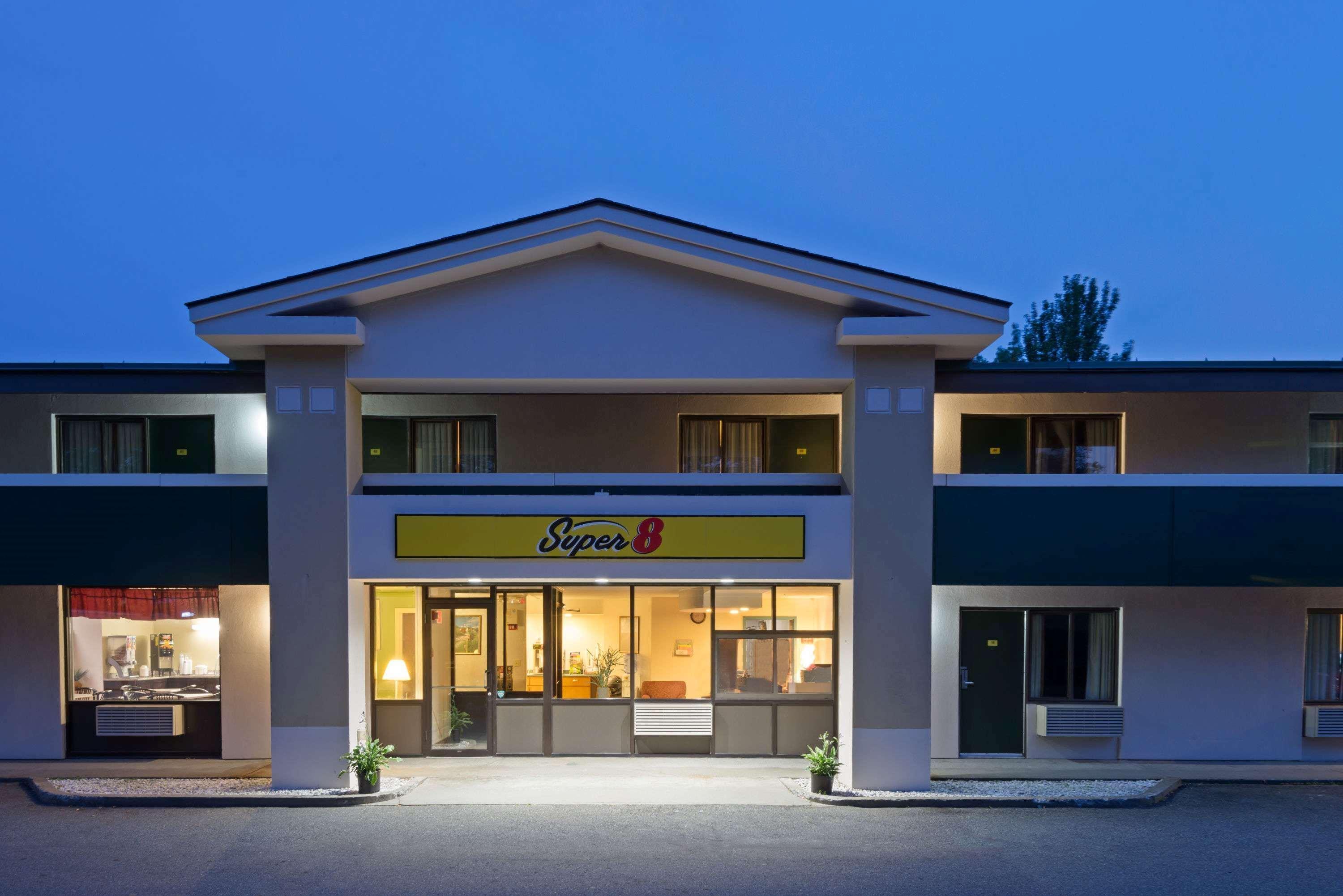 Super 8 By Wyndham White River Junction Dış mekan fotoğraf